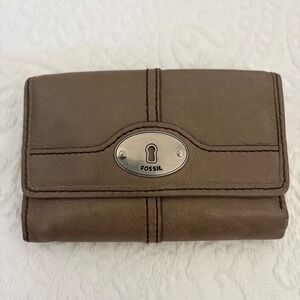 FOSSIL Taupe Brown Leather Trifold Wallet with Keyhole Logo and ID Window